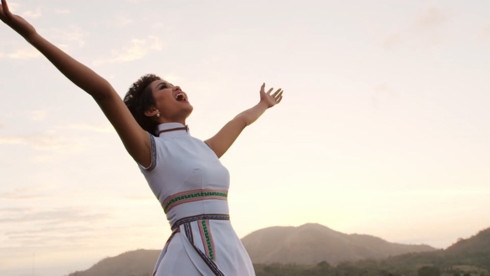 Hoa văn thổ cẩm trên áo do chính H'Hen Niê lựa chọn và gửi để nhà thiết kế Linh San tạo nên mẫu áo ấn tượng này - Ảnh: Vogue.