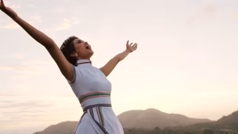 Hoa văn thổ cẩm trên áo do chính H'Hen Niê lựa chọn và gửi để nhà thiết kế Linh San tạo nên mẫu áo ấn tượng này - Ảnh: Vogue.