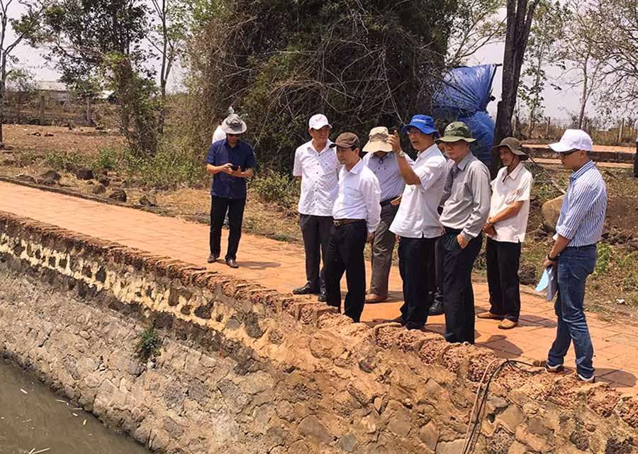 Bí thư Tỉnh ủy Dương Văn Trang (thứ ba từ trái qua) khảo sát thực tế tại di tích Hồ nước ông Nhạc. Ảnh: Ngọc Minh 