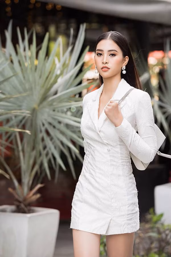 Hoa tai ngọc trai ở mùa mới được sáng tạo với nhiều mẫu mã. Tiểu Vy chọn kiểu pha lê đính kèm hạt to bản để tăng sự hiện đại trẻ trung.