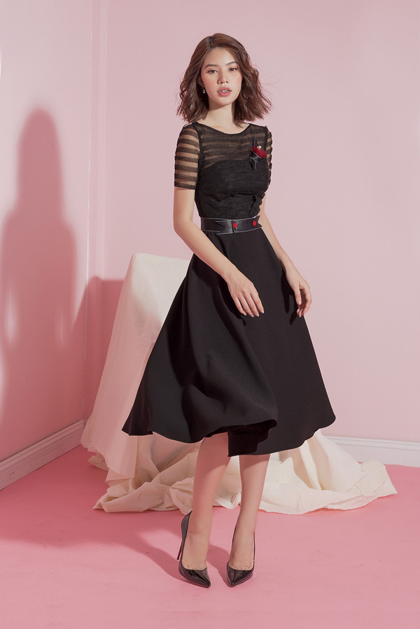  Tông đen không có khả năng 'giải nhiệt mùa hè' cao như gam trắng hay hồng, nhưng khi được thể hiện trên các chất liệu lụa mềm, voan mỏng chúng vẫn giúp phái đẹp thoải mái với tiết trời mùa nắng.