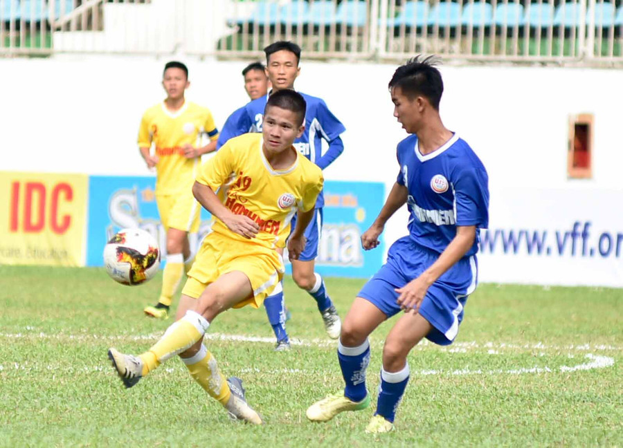 U19 Hà Nội (trái) đã bước vào bán kết với vị trí thứ 2. Ảnh: Văn Ngọc