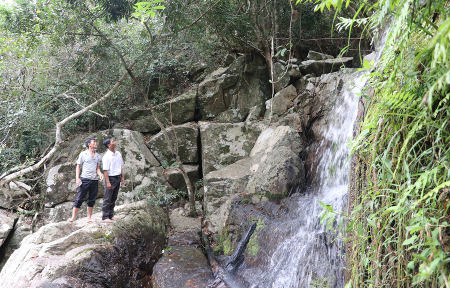 Thiên nhiêm sắp đặt hài hòa, cỏ cây chen, nước tung trắng xóa. Ảnh Ngọc Minh Thiên nhiêm sắp đặt hài hòa, cỏ cây chen, nước tung trắng xóa. Ảnh Ngọc Minh