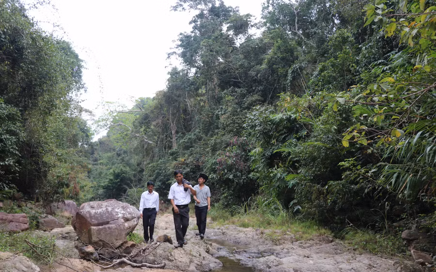 Du khách thong dong thả bộ theo con suối Hdô khoảng 100m là tới điểm thác. Ảnh Ngọc Minh.