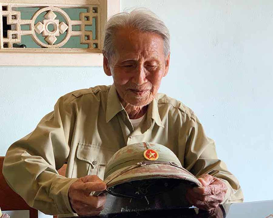 Ông Trần Minh Châu và chiếc mũ cối chứa đầy kỷ niệm. Ảnh: P.L