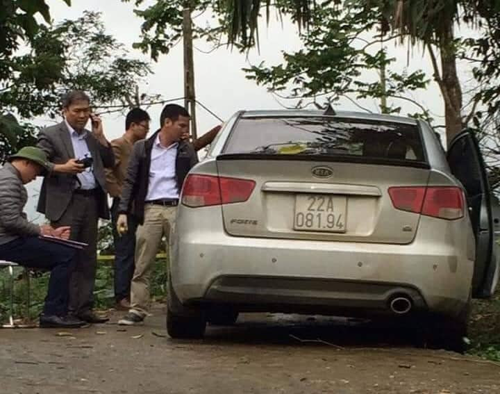 Chiếc xe taxi bị cướp được tìm thấy tại xã Ngọc Hội (Chiêm Hoá, Tuyên Quang). Chiếc xe taxi bị cướp được tìm thấy tại xã Ngọc Hội (Chiêm Hoá, Tuyên Quang).