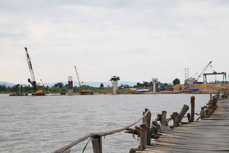  Cầu Ia Rmok được xây dựng ngay bên cầu tạm. Ảnh: Q.T
