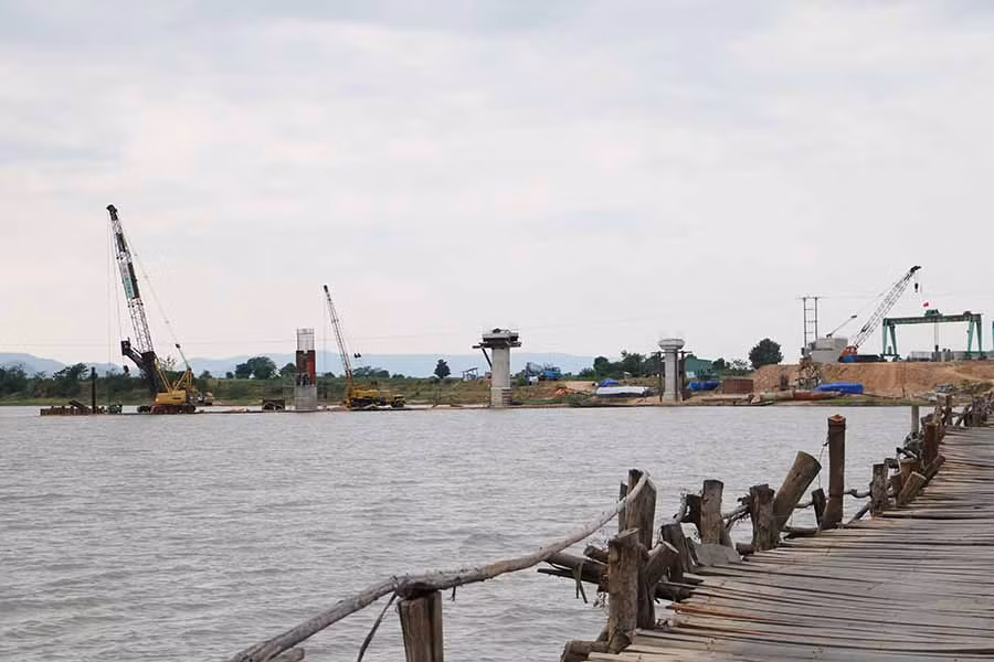  Cầu Ia Rmok được xây dựng ngay bên cầu tạm. Ảnh: Q.T