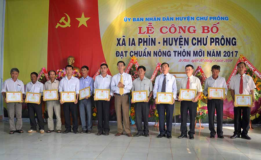  Khen thưởng các thôn, làng và hộ dân xã Ia Phìn tích cực xây dựng nông thôn mới. Ảnh. Đ.Y