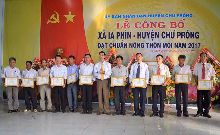  Khen thưởng các thôn, làng và hộ dân xã Ia Phìn tích cực xây dựng nông thôn mới. Ảnh. Đ.Y