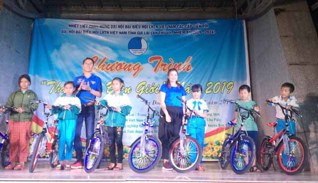 Ban tổ chức tặng xe đạp cho các em học sinh khó khăn. Ảnh: Phan Lài.