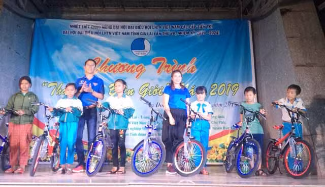 Ban tổ chức tặng xe đạp cho các em học sinh khó khăn. Ảnh: Phan Lài.