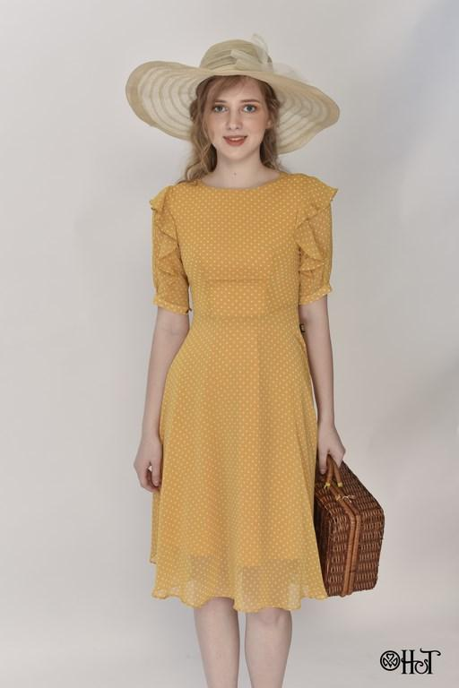 Nếu váy chấm bi dáng dài mang đến cho người mặc vẻ đẹp cổ điển, thì váy ngắn chấm bi là phiên bản mang nét hiện đại.