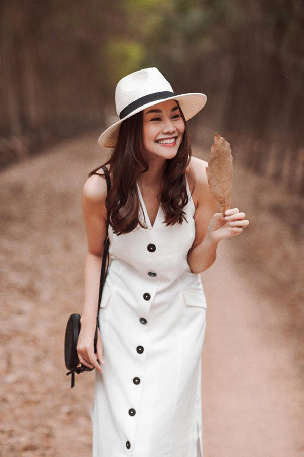  Các kiểu mũ phù hợp với tiết trời mùa nắng được mix-match khéo léo cùng túi đeo chéo xinh xắn để tạo nên tổng thể đẹp mắt cho Thanh Hằng.