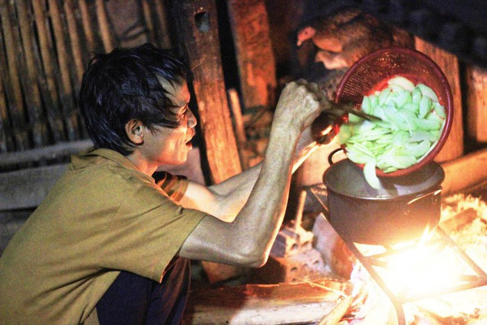 Anh Lang nấu ăn cho bữa tối, ăn xong thì rửa luôn chén bát - Ảnh: Trác Rin