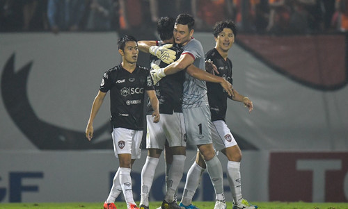 Thủ môn Văn Lâm (giữa) đã tạo được niềm tin nơi đồng đội mới và vị trí số 1 trong khung thành