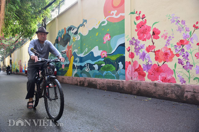 Tại ngõ 173 Hoàng Hoa Thám, những bức tường đơn điệu mới khoác lên mình tấm áo mới với hơn 30 bức tranh kể về sự phát triển của ngôi làng ven đô.