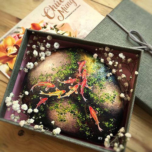 Một bộ quà tranh đá cuội bao gồm hộp quà, phụ kiện trang trí và thiệp mừng. Ảnh: NVCC. Một bộ quà tranh đá cuội bao gồm hộp quà, phụ kiện trang trí và thiệp mừng. Ảnh: NVCC.