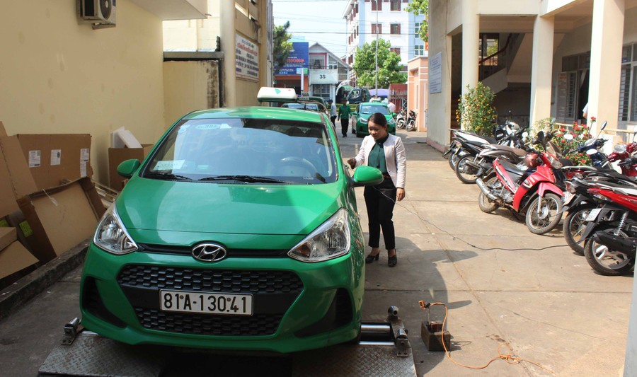 Đo lường phương tiện Taxi. Ảnh: Nguyễn Diệp Đo lường phương tiện Taxi. Ảnh: Nguyễn Diệp