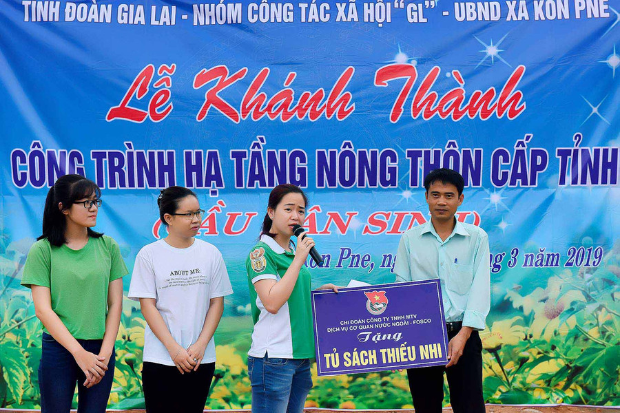 Chi đoàn công ty FOSCO trao tặng tủ sách thiếu nhi. Ảnh: Đức Thụy 