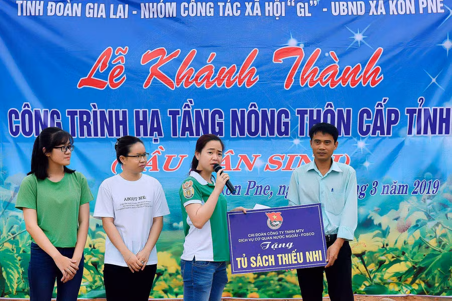 Chi đoàn công ty FOSCO trao tặng tủ sách thiếu nhi. Ảnh: Đức Thụy 