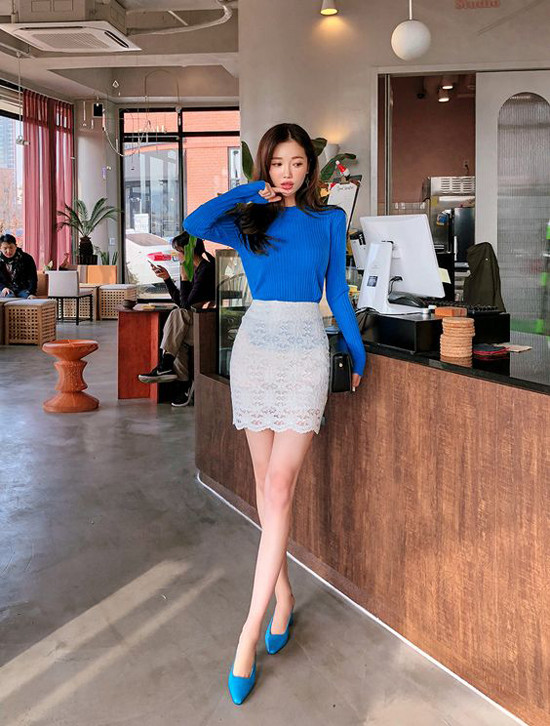  Chân váy ren ôm sát mix cùng áo dệt kim sẽ mang đến set đồ khoe trọn vẹn đường cong của phái đẹp.