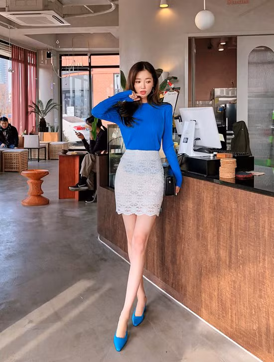  Chân váy ren ôm sát mix cùng áo dệt kim sẽ mang đến set đồ khoe trọn vẹn đường cong của phái đẹp.