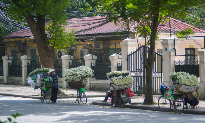Quanh vòng xuyến giữa phố Thụy Khuê và Mai Xuân Thưởng tập trung khá đông xe hoa vào giờ trưa. Các tiểu thương thường nghỉ tại khu vực này, đến 14h sẽ tản đi bán rong trên các phố khác.