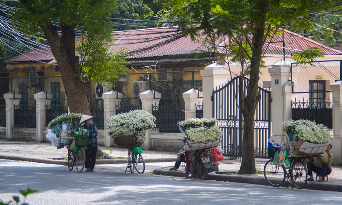 Quanh vòng xuyến giữa phố Thụy Khuê và Mai Xuân Thưởng tập trung khá đông xe hoa vào giờ trưa. Các tiểu thương thường nghỉ tại khu vực này, đến 14h sẽ tản đi bán rong trên các phố khác.