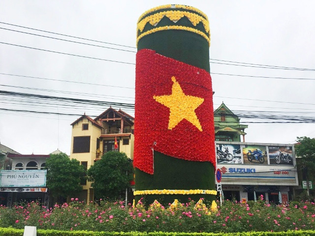  Trong ca khúc Phố biển tình anh, nhạc sĩ Hoàng Sông Hương đã viết: “Là mảnh đất hương nồng. Một Đồng Hới hy vọng. Là thành phố hoa hồng thanh khiết. Cho tình em thơm suốt cuộc đời anh”.