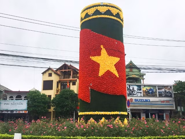  Trong ca khúc Phố biển tình anh, nhạc sĩ Hoàng Sông Hương đã viết: “Là mảnh đất hương nồng. Một Đồng Hới hy vọng. Là thành phố hoa hồng thanh khiết. Cho tình em thơm suốt cuộc đời anh”.
