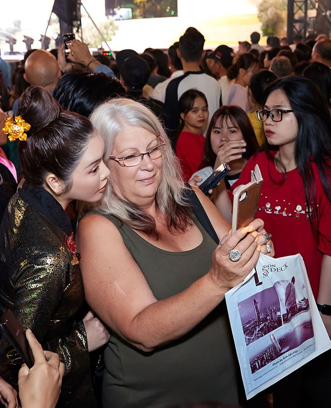 Cô cố gắng tận dụng tối đa thời gian để chiều lòng người hâm mộ khi liên tục tạo dáng chụp selfie với từng người hâm mộ cũng như chụp với các nhóm người hâm mộ khác nhau, trong đó có cả người nước ngoài. Cô cố gắng tận dụng tối đa thời gian để chiều lòng người hâm mộ khi liên tục tạo dáng chụp selfie với từng người hâm mộ cũng như chụp với các nhóm người hâm mộ khác nhau, trong đó có cả người nước ngoài.