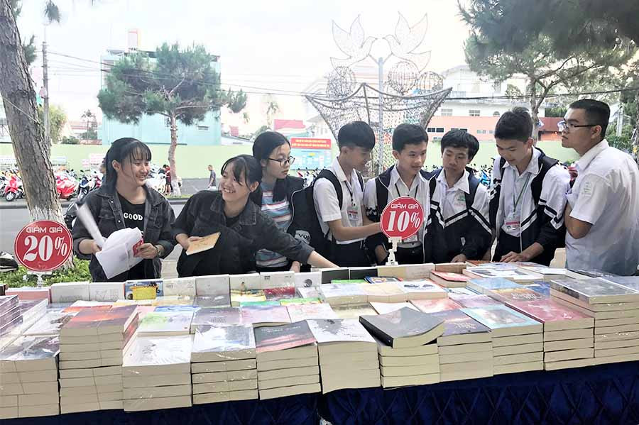  Đông đảo học sinh đến tham quan và mua sách tại Hội sách Gia Lai-2018. Ảnh: PHƯƠNG LINH