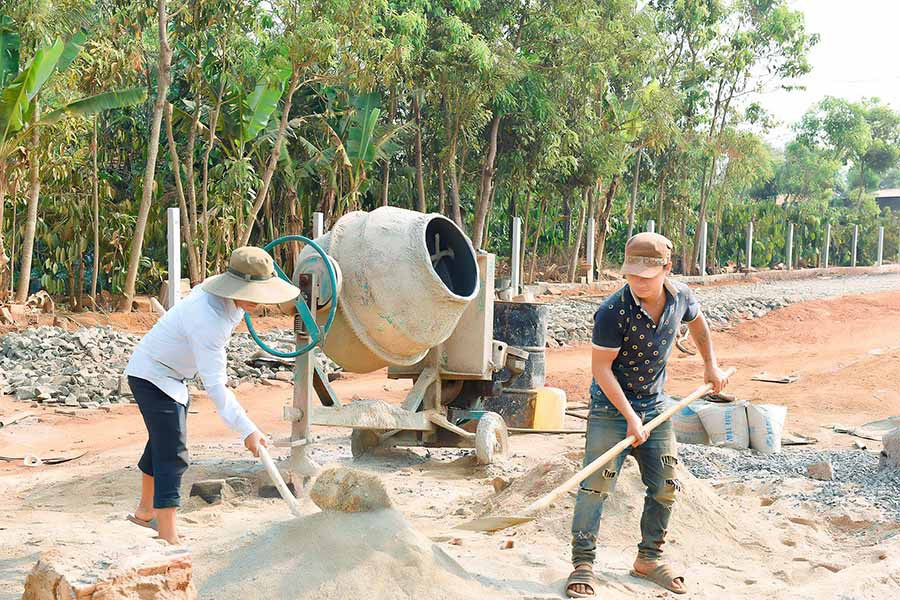  Làm đường giao thông làng Kênh (xã Nghĩa Hòa, huyện Chư Pah). Ảnh: ĐỨC THỤY