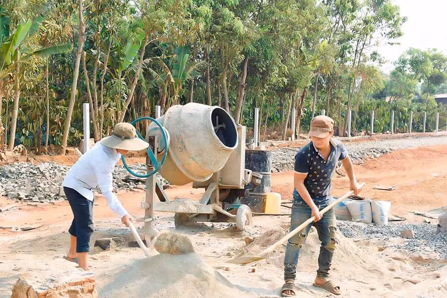  Làm đường giao thông làng Kênh (xã Nghĩa Hòa, huyện Chư Pah). Ảnh: ĐỨC THỤY