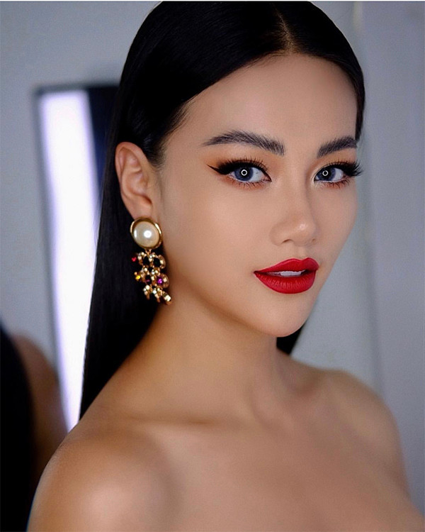 Mẫu hoa tai to bản, son môi tông màu đỏ đậm giúp gương mặt của hoa hậu Phương Khánh thêm phần cuốn hút.
