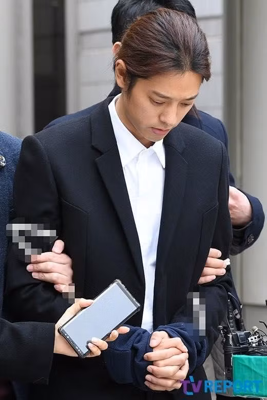 Jung Joon Young bị trói tay và áp tải về đồn cảnh sát trong khi chờ phán quyết của tòa án. Ảnh: Naver