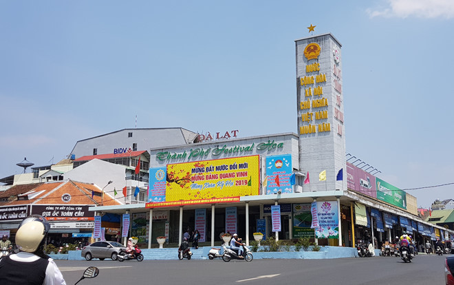 Đồ án 2 khối nhà bằng kính thay thế cho rạp Hòa Bình (ảnh dưới)  Đồ án 2 khối nhà bằng kính thay thế cho rạp Hòa Bình (ảnh dưới)