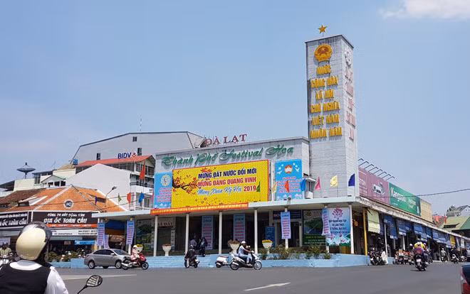  Đồ án 2 khối nhà bằng kính thay thế cho rạp Hòa Bình (ảnh dưới) 