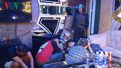  Đột kích quán karaoke trong đêm.