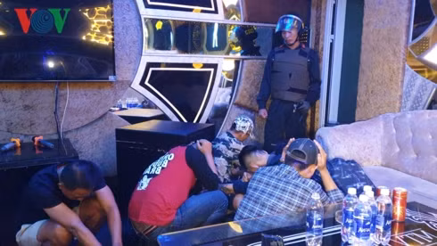  Đột kích quán karaoke trong đêm.