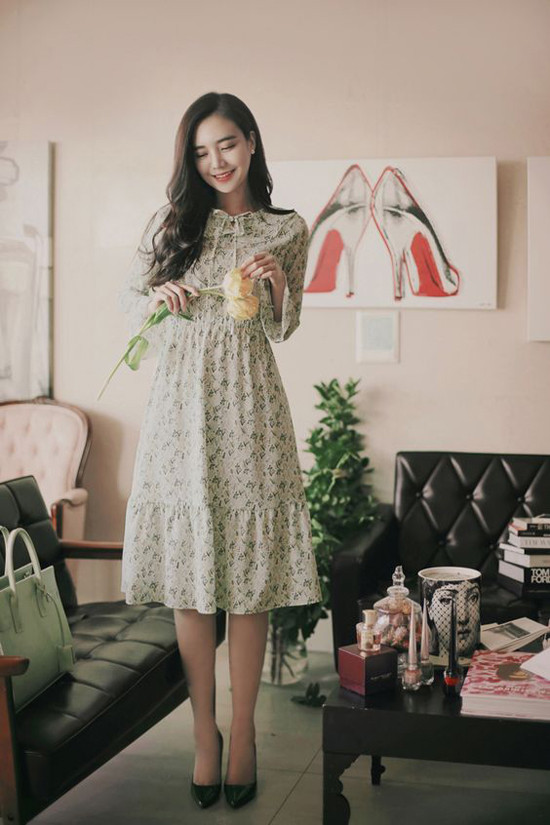 Các kiểu đầm chấm gối, cổ sen hay trang trí dây rút đều có khả năng mang lại hình ảnh trẻ trung cho phái đẹp. Các kiểu đầm chấm gối, cổ sen hay trang trí dây rút đều có khả năng mang lại hình ảnh trẻ trung cho phái đẹp.