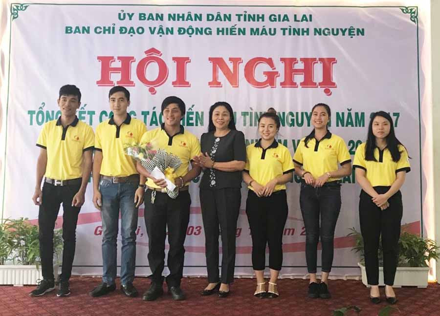Bà Huỳnh Nữ Thu Hà-Phó Chủ tịch UBND tỉnh, Trưởng ban chỉ đạo vận động hiến máu tình nguyện tỉnh Gia Lai tặng hoa cho CLB Máu nóng tại lễ ra mắt. Ảnh: H.N  Bà Huỳnh Nữ Thu Hà-Phó Chủ tịch UBND tỉnh, Trưởng ban chỉ đạo vận động hiến máu tình nguyện tỉnh Gia Lai tặng hoa cho CLB Máu nóng tại lễ ra mắt. Ảnh: H.N