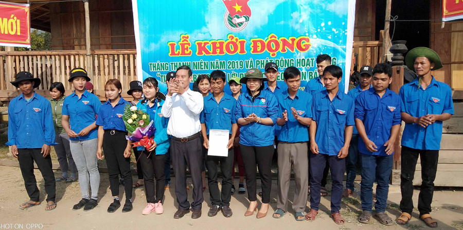 Đội thanh niên xung kích tình nguyện xây dựng nông thôn mới xã Tơ Tung ra mắt nhận nhiệm vụ. Ảnh: Hà Duyệt 