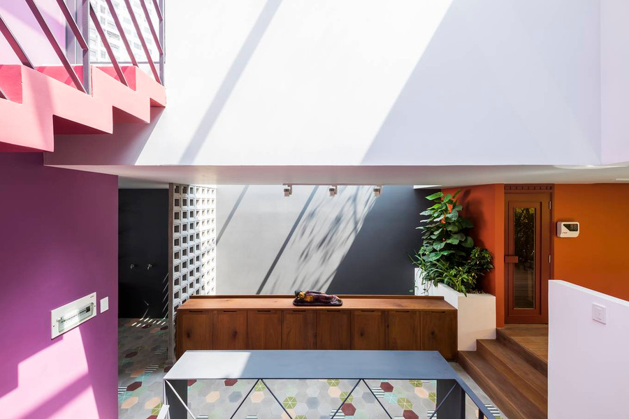 Ngoài việc chú ý thông gió và ánh sáng tự nhiên, trồng cây xanh, các kiến trúc sư cũng áp dụng những màu sắc sống động trong thiết kế nội thất, giúp chủ nhà luôn cảm thấy không gian sống này vui vẻ, tràn đầy năng lượng.