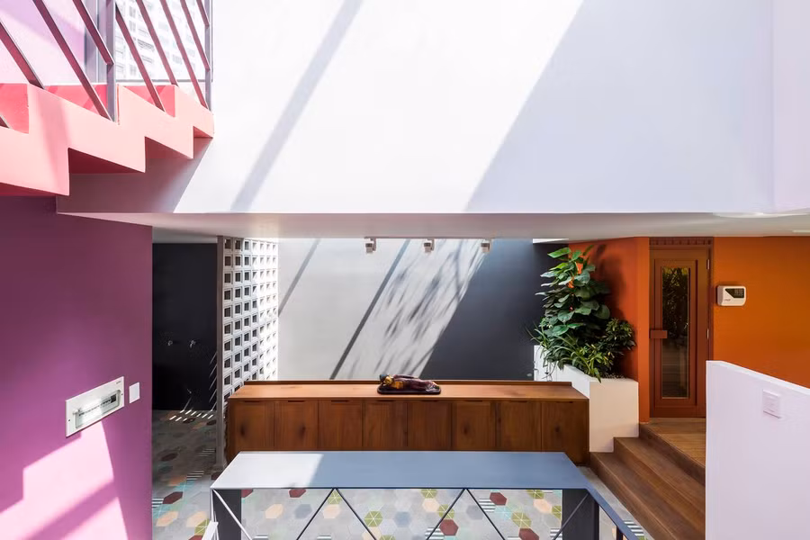 Ngoài việc chú ý thông gió và ánh sáng tự nhiên, trồng cây xanh, các kiến trúc sư cũng áp dụng những màu sắc sống động trong thiết kế nội thất, giúp chủ nhà luôn cảm thấy không gian sống này vui vẻ, tràn đầy năng lượng.