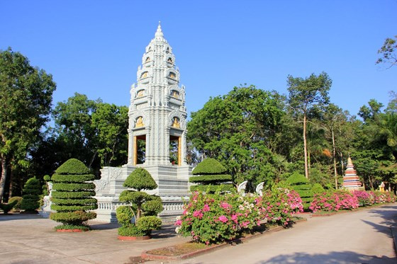 Ngôi bảo tháp tại chùa Som Rong tỉnh Sóc Trăng