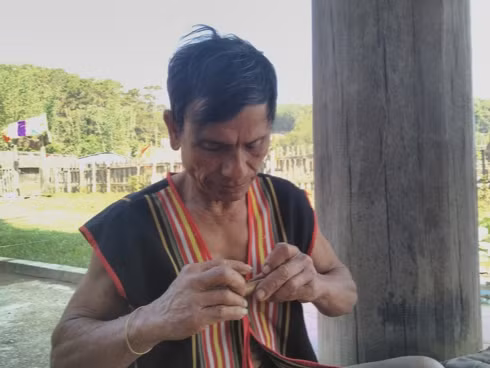 Nghệ nhân A Lễ chế tác Tà vẩu Nghệ nhân A Lễ chế tác Tà vẩu