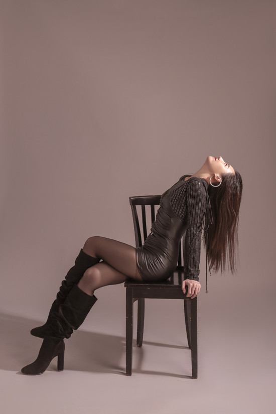  Phong cách all black được lên đồ với cách phối từ chiếc váy 2 dây phom dáng basic, high boots kéo dài đôi chân và tô điểm bằng những món đồ phụ kiện để tạo nên vẻ ngoài cá tính cho Hari Won.