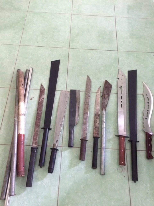  Các đối tượng bị tạm giữ và hung khí